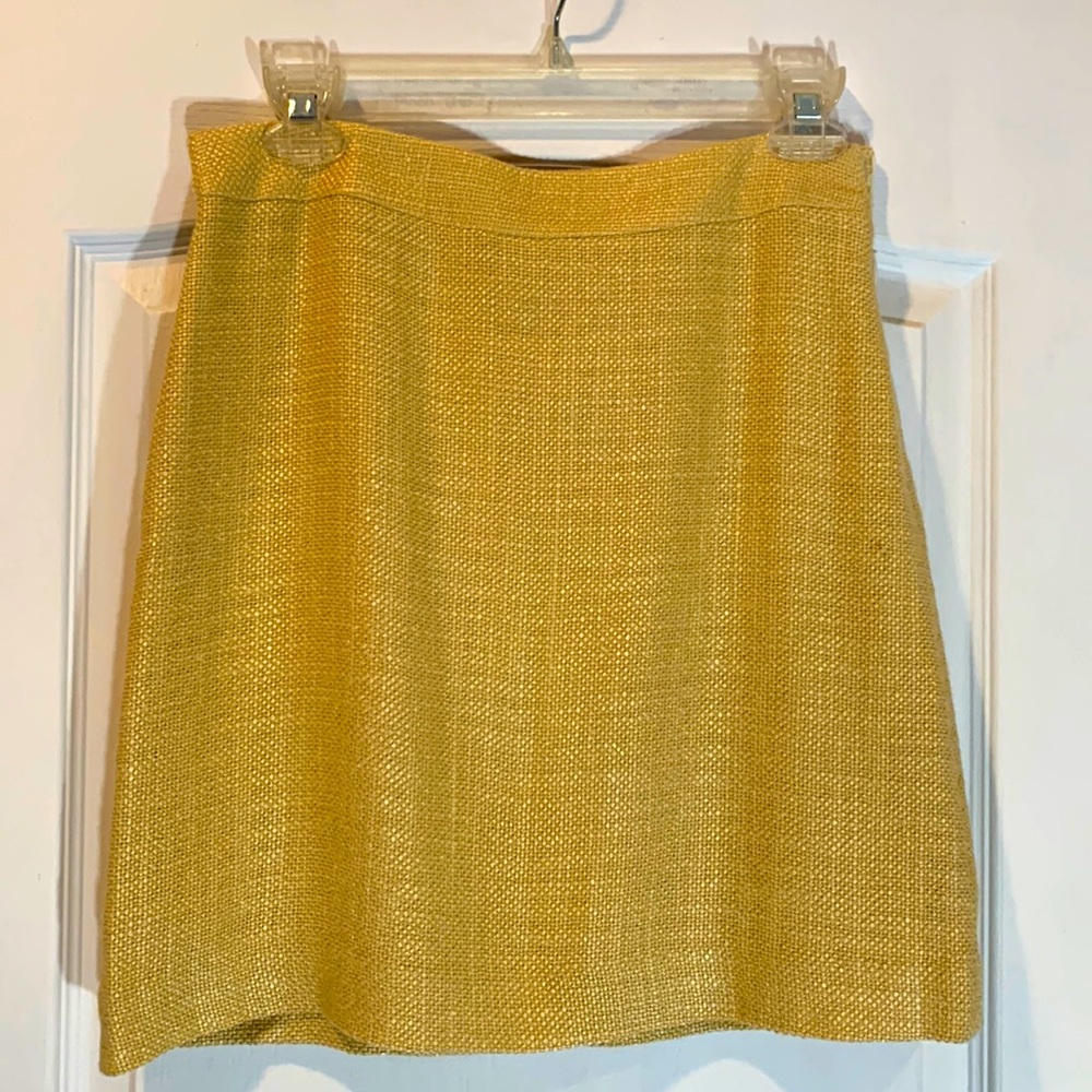 Banana Republic mini skirt. Sz 2 yellow rayon/ cotton/wool blend. Great for fall